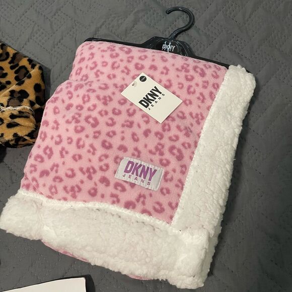 DKNY Leopard Print Robe and Pink Blanket Set - Picture 3 of 6